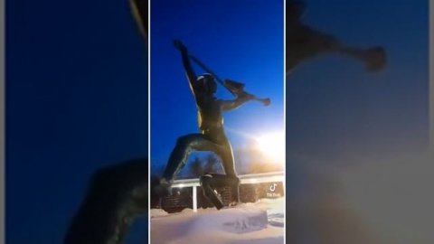 ПАМЯТНИКИ ВЕЛИКИМ ВЫПУСК 12 МАЛЬЧИШ-КИБАЛЬЧИШ #памятникивеликим #мальчишкибальчиш #шнейвасборис