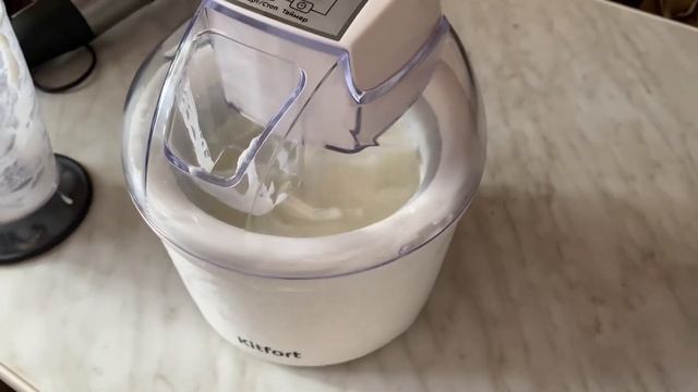 Сделали домашнее мороженое. Обзор мороженицы Kitfort KT-1808 смотреть онлайн