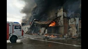 КРУПНЫЙ ПОЖАР НА СКЛАДЕ "АКВАМАРКЕТА" В РОСТОВЕ-НА-ДОНУ
