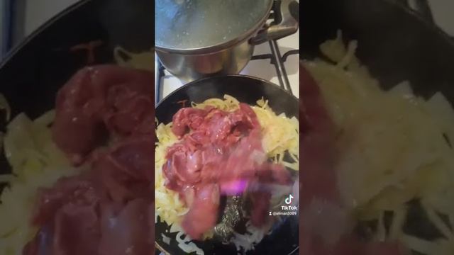 Спагетти с куриной печенью и со сметаной #куриннаяпеченьвсметане#спагеттискуринойпеченью#быстроивку