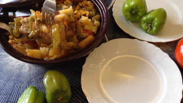 Свинина с овощами и слоеным тестом в тажине
