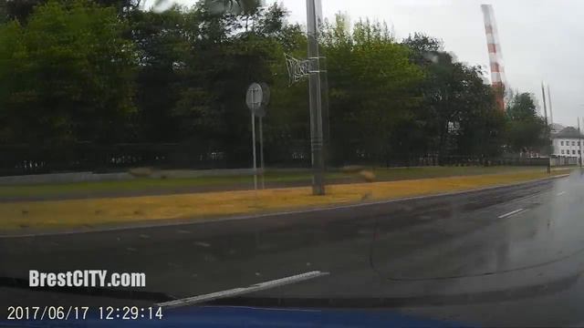 Вопрос водителям: "Не мешает заборчик?" Брест 2017 смотреть онлайн