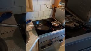 Жарка карасей в чугунном Воке ( на индукционной плите )!!! Супер быстро - Очень вкусно!!!
