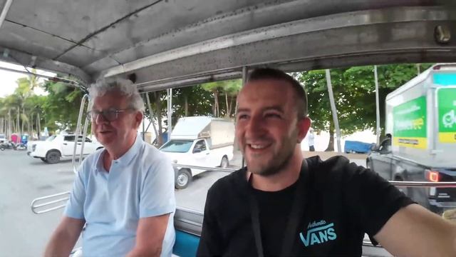 На нас натравили полицию в Паттайе за шашлык на пляже. Рынок на Джомтьене море еды и нет людей. смотреть онлайн