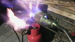 Отпуск Стали для сверления . Газовая горелка в работе.