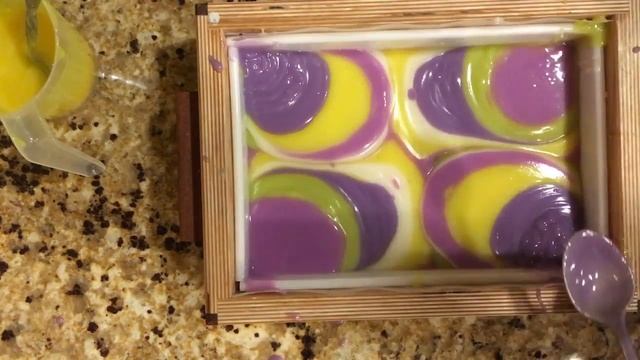 Pouring Lavender and Lemongrass Spinning Swirl Soap смотреть онлайн