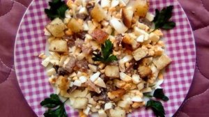 Салат с яйцом, сухариками и сельдью