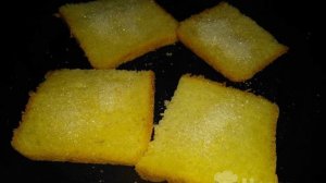 Сладкие бутерброды в молоке с корицей, грушей и сыром на сковороде