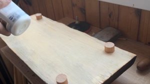 Простой сервировочный поднос из необрезной доски. Самоделка для дачи )