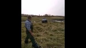 Засадили датсун по уши. Болото,грязь не отпускают.