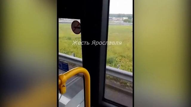В Ярославле водитель автобуса №93Г забыл маршрут и был вынужден двигаться по трассе задним ходом