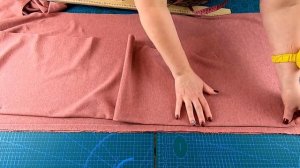 Платье в спортивном стиле без выкройки. Кроим сразу на ткани.mp4