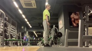 Сгибание кисти со штангой стоя и скатыванием грифа на фаланги пальцев (Wrist curls with rolling bar