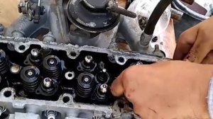 Вот как можно рассухарить клапана и установить сальники клапанов.Опель Вектра а1.6