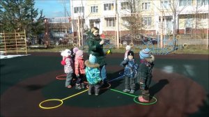 Подвижная игра "Разноцветные домики" для детей 2-3 лет