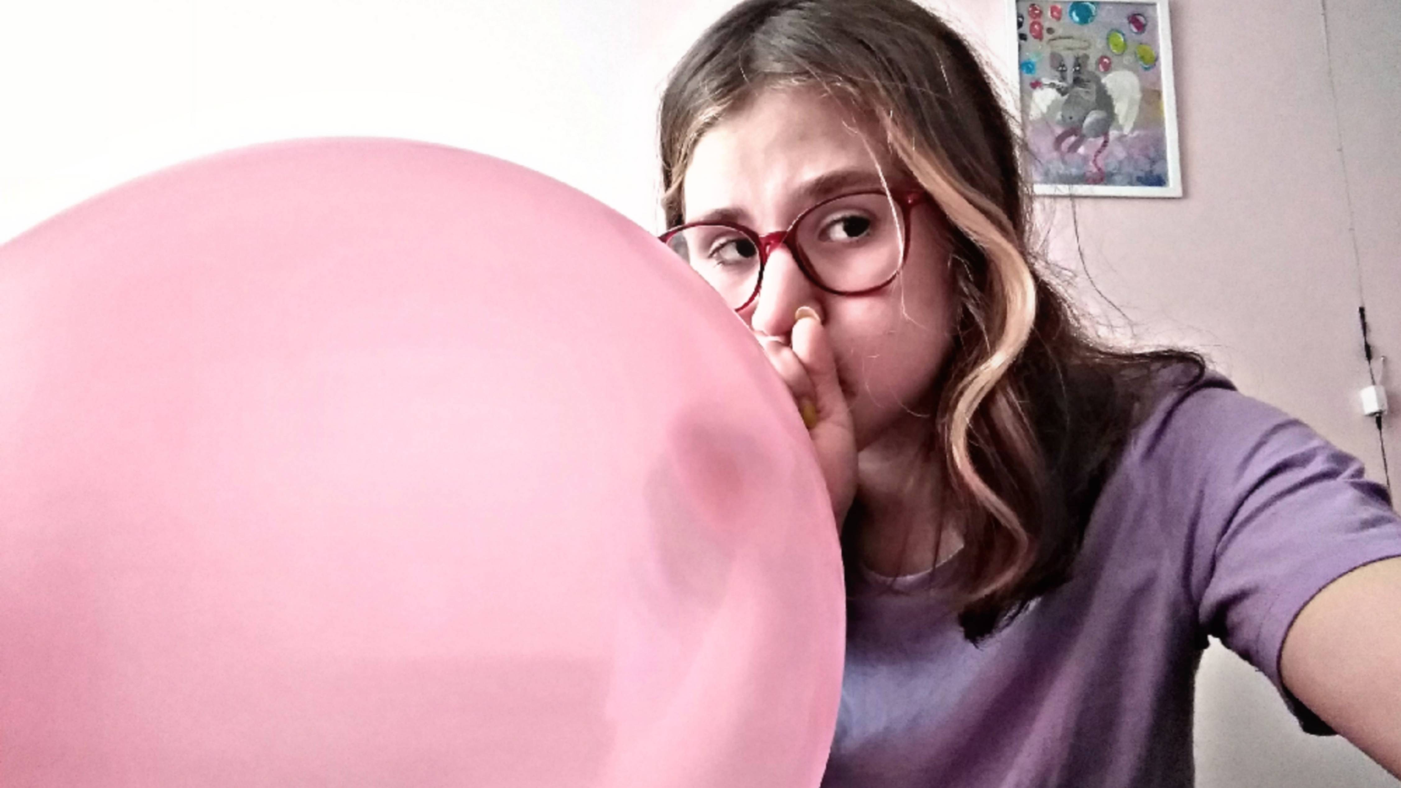 Надувание большого шарика: тренировка лёгких и терапия смотреть онлайн