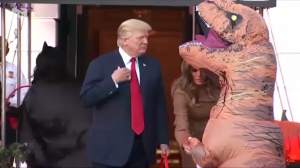 Трамп отказался давать угощение динозавру на Хеллоуин