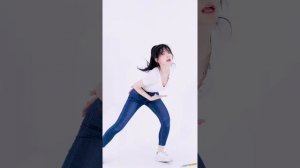 Красивая японка танцует 2021