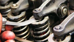 ДЛЯ ЧЕГО ОПЫТНЫЕ АВТОМОБИЛИСТЫ РЕГУЛИРУЮТ КЛАПАНА
