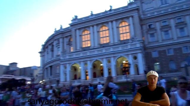 Парень прыгает в фонтан. 02.09.2013 г. ОДЕССА
