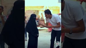 Маленькая девочка читает коран .