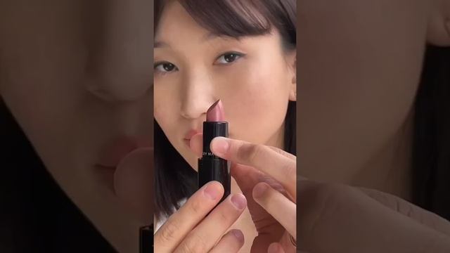 Как добиться эффекта увлажнённых губ и придать им объём с помощью кремовой помады? #makeuptutorial смотреть онлайн