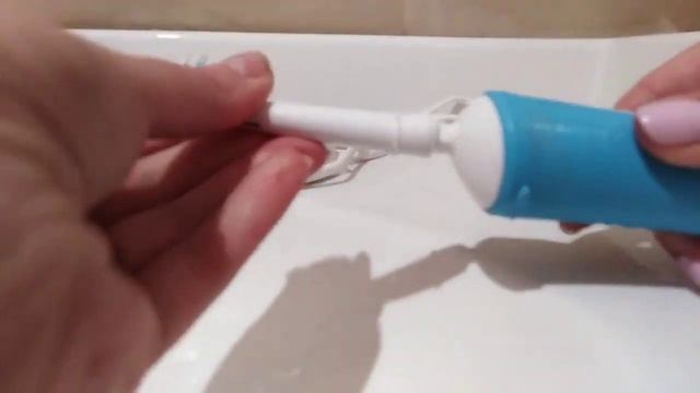 Обзор от покупателя «М.Видео»: электрическая зубная щётка Braun Oral-B Vitality D12.513 3D White 1+ смотреть онлайн