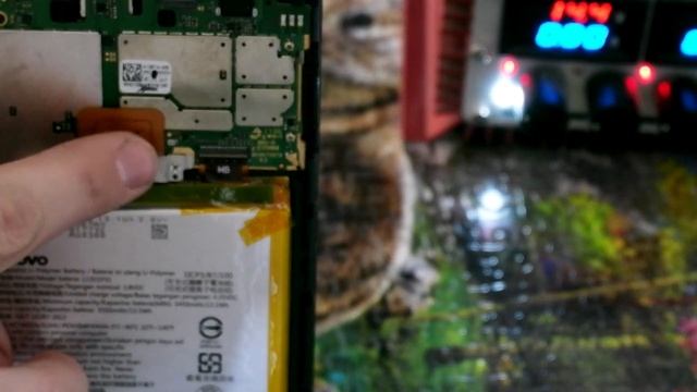 Ремонт планшета Lenovo TB7304I, выпаиваем ненужные детали (шутка)