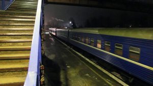 Поезд № 051Б Санкт-Петербург – Брест прибывает на станцию Дно