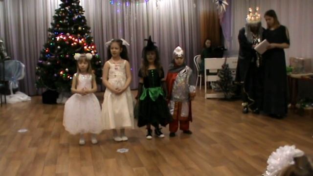 НОВЫЙ ГОД В СТАРШЕЙ ГРУППЕ "ПЧЁЛКИ" смотреть онлайн