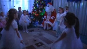 КРАСИВЫЙ ТАНЕЦ мальчиков и девочек на НОВЫЙ ГОД. Снег кружится летает.. Children's New Year's dance