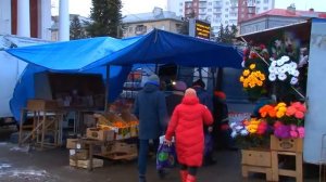 Несмотря на решение областного правительства базар у ДК "Россия" не закрылся