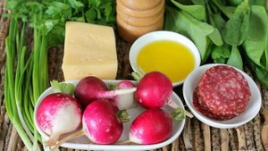 Салат с редиской и колбасой