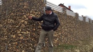 Необычный забор из камня. Мостовая ру