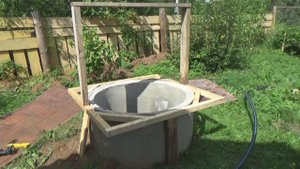 В две женские руки домик на колодец и провела воду в душевую.