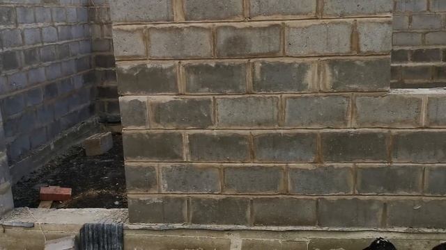 Кладка хозблока 9-й ряд// Привезли профнастил. смотреть онлайн