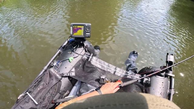 Ловля сома на мелкой реке. Я его нашел и поймал??? Silure pêche au clonk смотреть онлайн