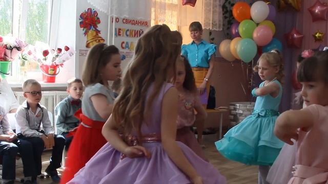 Прощальный танец детей с игрушками. До слёз! Прощайте игрушки. Мы взрослыми стали смотреть онлайн