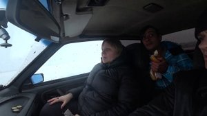 Трактор вытащил нас из сугроба и расчистил нам дорогу.