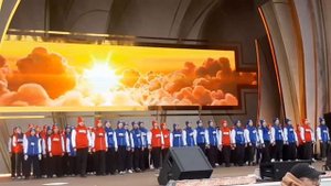 Песню "На заре" исполняет сводный хор молодёжи со всей страны на Битве хоров