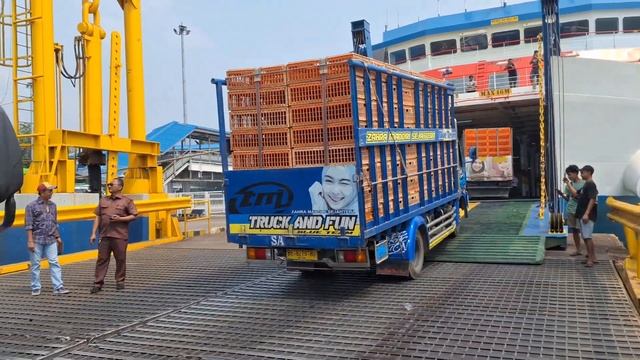 TRUCK TRAILER TERLATIH & TRUCK NYANGKUT SAAT KELUAR KAPAL RISHEL смотреть онлайн