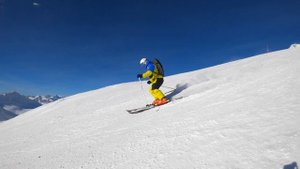 На лыжах, с Эльбруса за 3 с небольшим минуты.