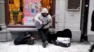 Мужик Классно Играет На Гитаре и Поёт На Улице (Уличный Музыкант)