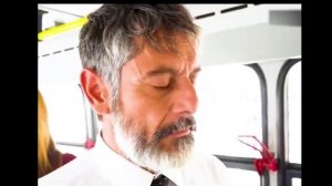 Старик Случайно Трогает За Попу Женщины