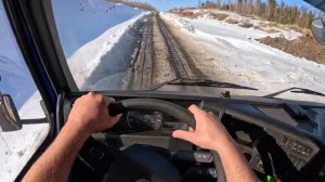 Лесовоз. Весна, дорога тает. Погрузка лесовоза гидроманипулятором KESLA от первого лица.