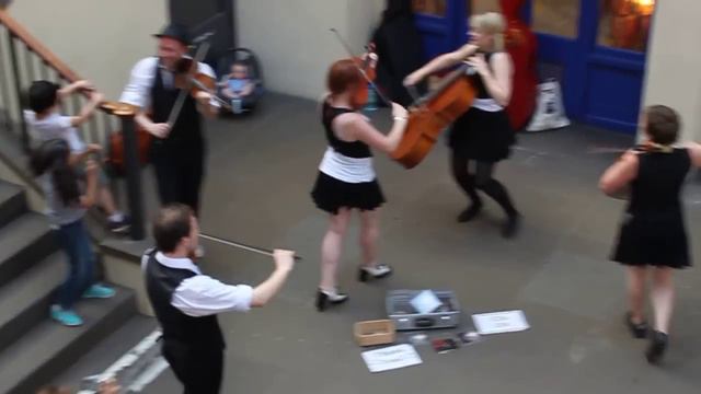 Buskers at Covent Garden Perform Pachelbel's Canon смотреть онлайн