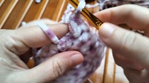 МК БОЛЬШАЯ ЗАЙКА КРЮЧКОМ ИЗ ПЛЮШЕВОЙ ПРЯЖИ/ 3 часть - "УШКИ" #helga #вязаниеигрушек #мастеркласс