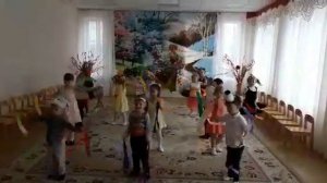Танец с лентами "Скачет по полям", средняя группа