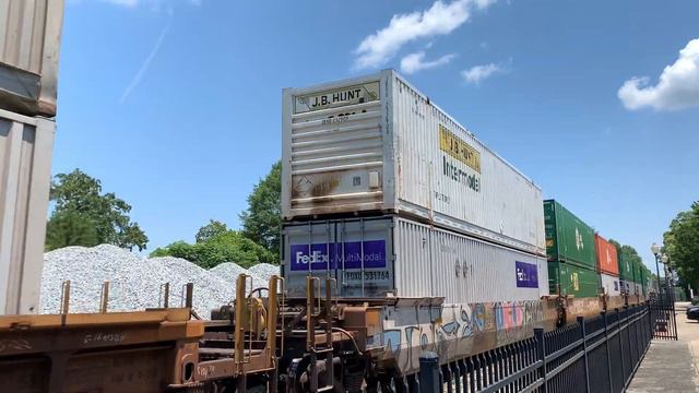 NS 213 Intermodal by CP Magnolia with nice horn salute смотреть онлайн