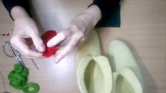 Украшаем валяные тапочки объемными цветами МК смотреть онлайн